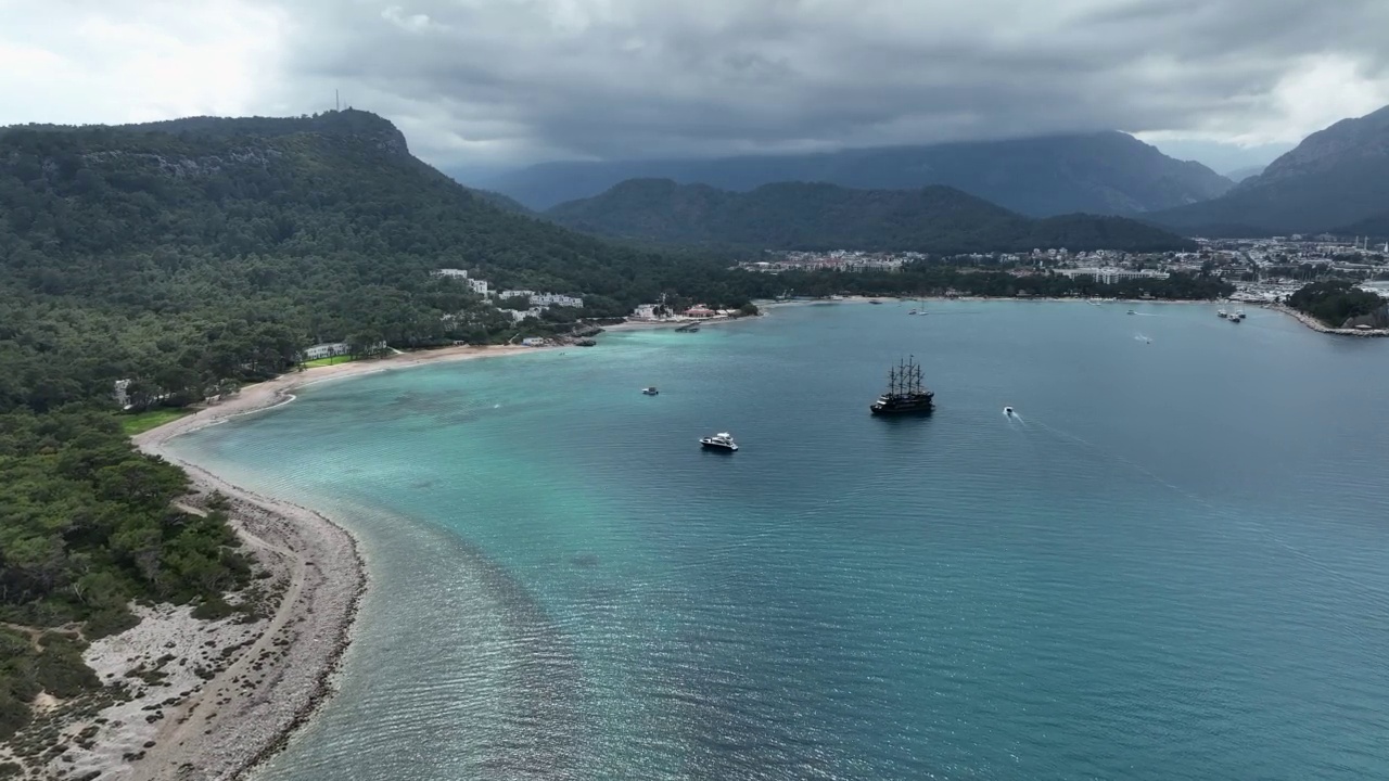 热带海湾和抛锚的船只视频素材