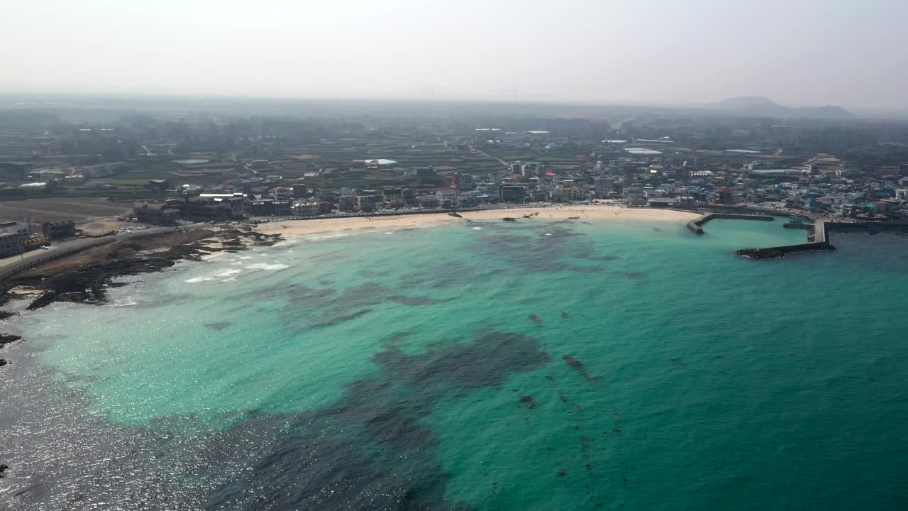 海边鸟瞰图/济州岛，韩国视频素材