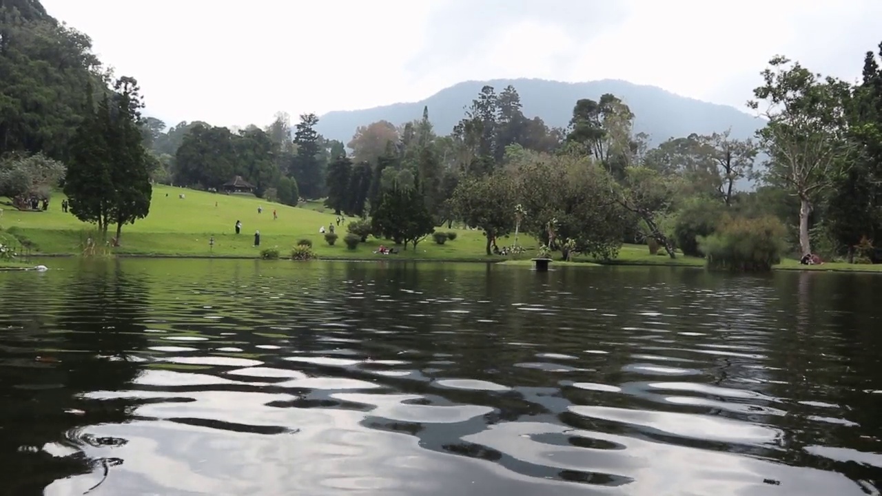 风中的波浪形湖面，以山为背景视频素材