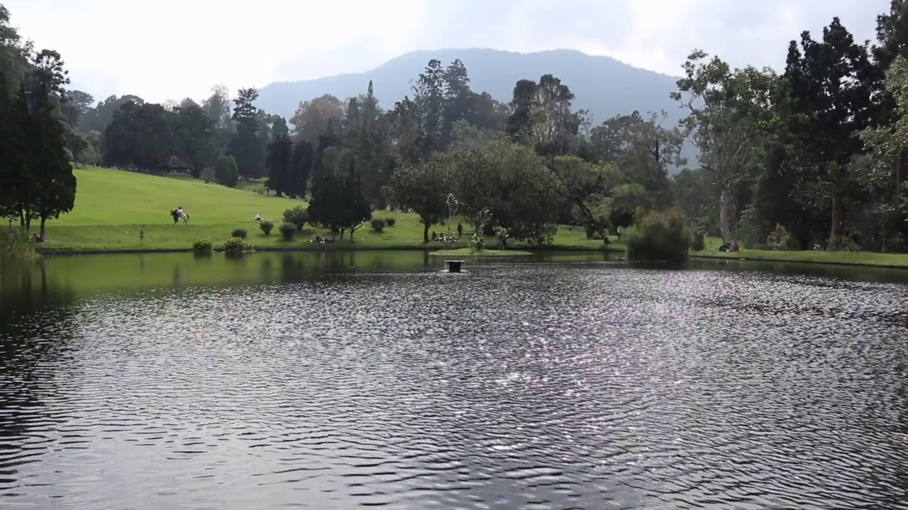 风中的波浪形湖面，以山为背景视频素材