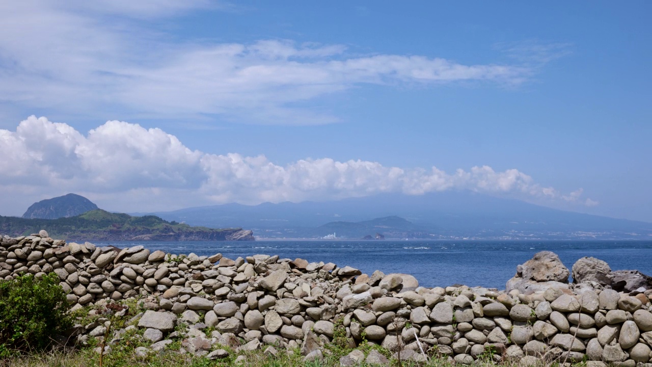 阳光明媚的加帕岛海滨/济州岛，韩国视频素材