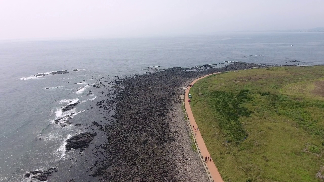 韩国济州岛加帕多岛的海岸步道视频素材