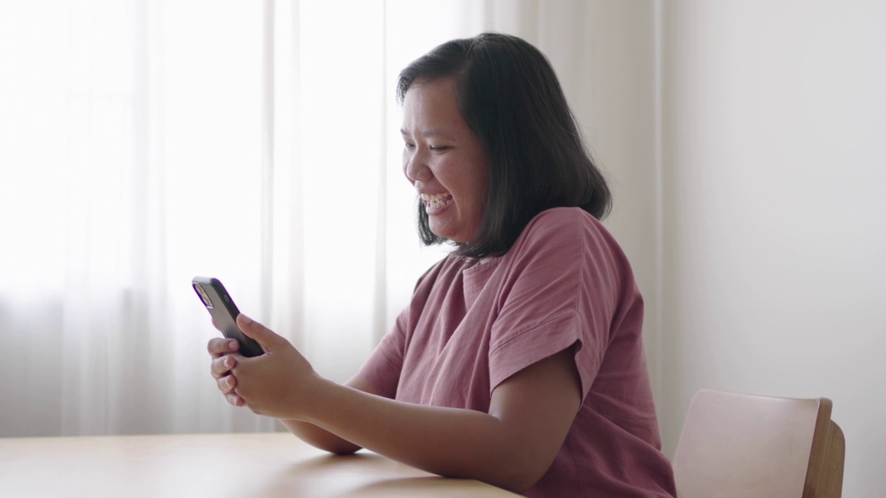 手机上收到了意外的好消息。快乐的女人兴奋的短信在智能手机上视频素材