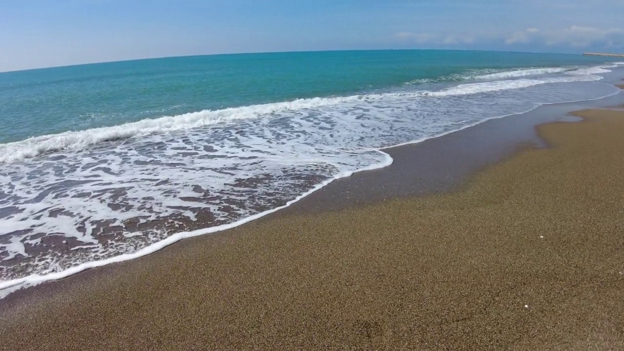 从海滩望向大海。视频素材