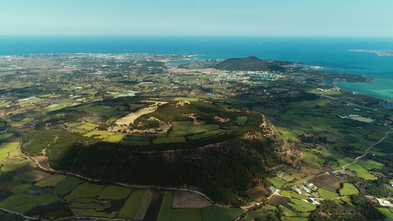 鸟瞰杜山峰火山锥/济州岛，韩国视频素材