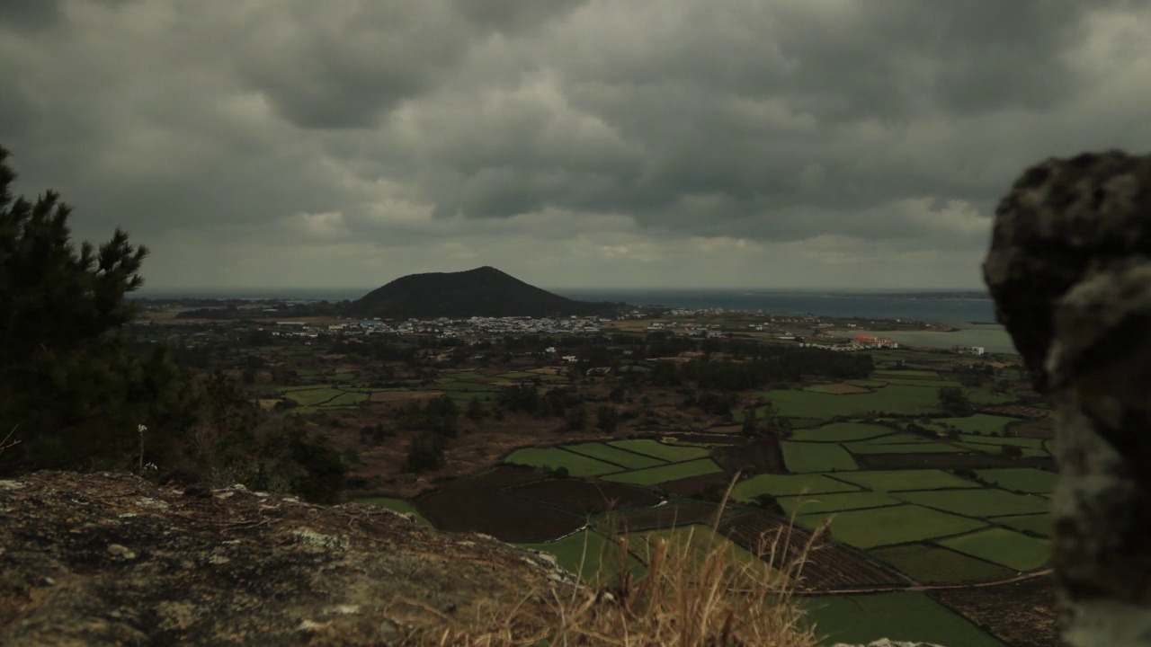 从杜山峰火山锥俯瞰海景/济州岛，韩国视频素材