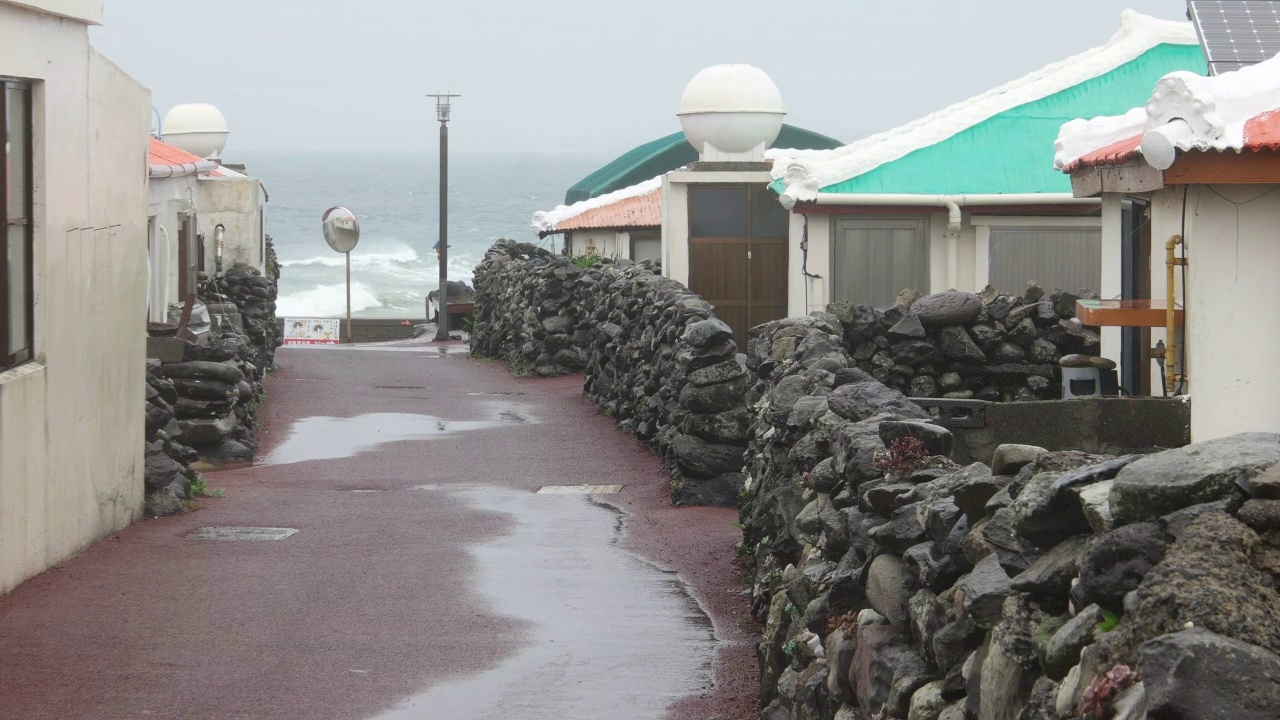 大雨中加帕岛的村庄/韩国济州岛视频素材