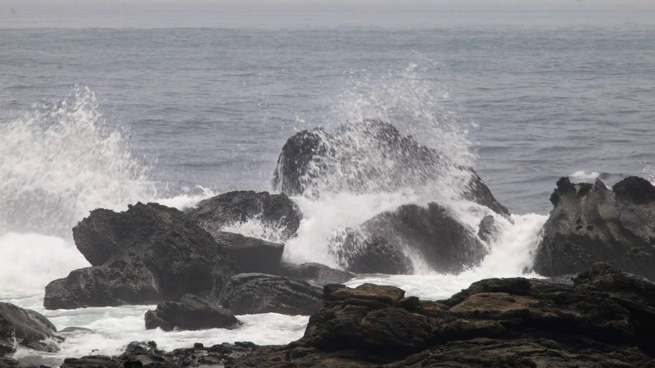 加帕多岛-雨天的海浪/济州岛，韩国视频素材