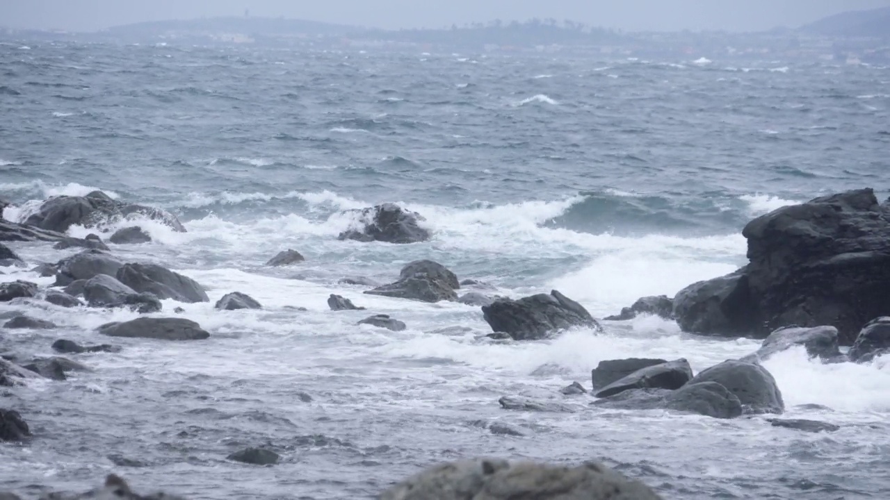 加帕多岛-海浪在阴天上海滩/济州岛，韩国视频素材