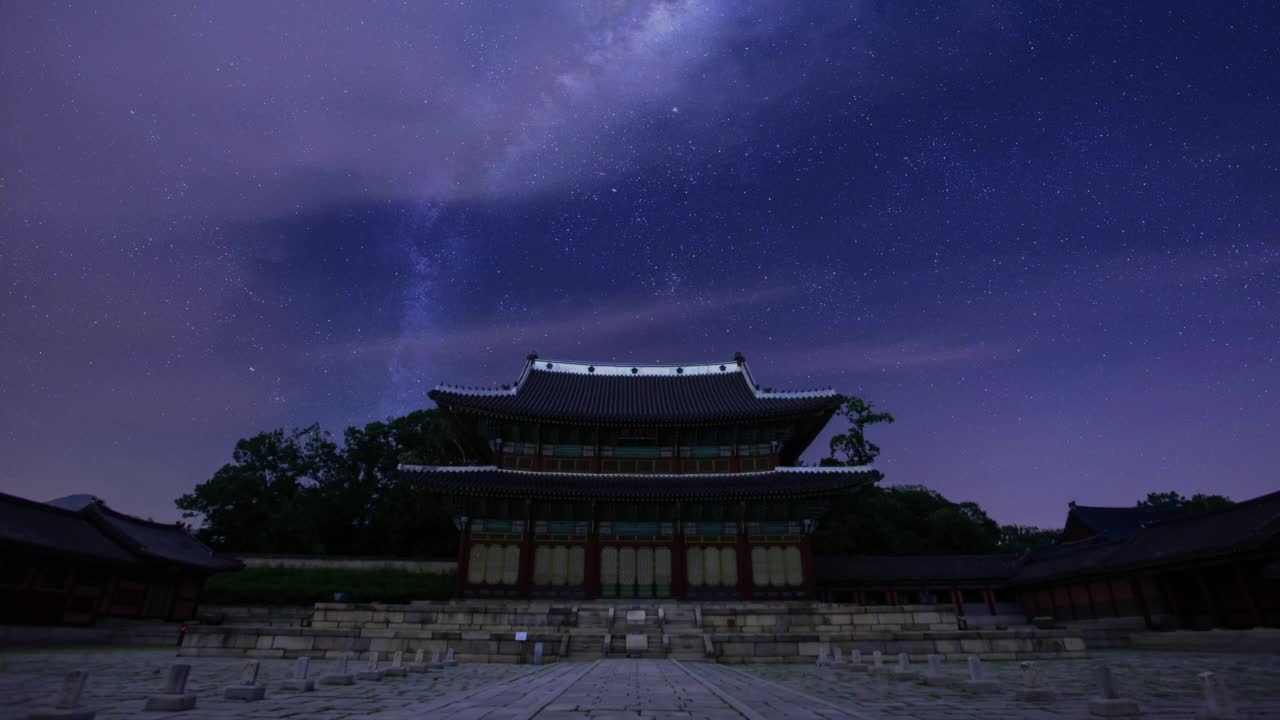 昌德宫-仁政殿的全景和夜空中的星星/首尔，韩国视频素材