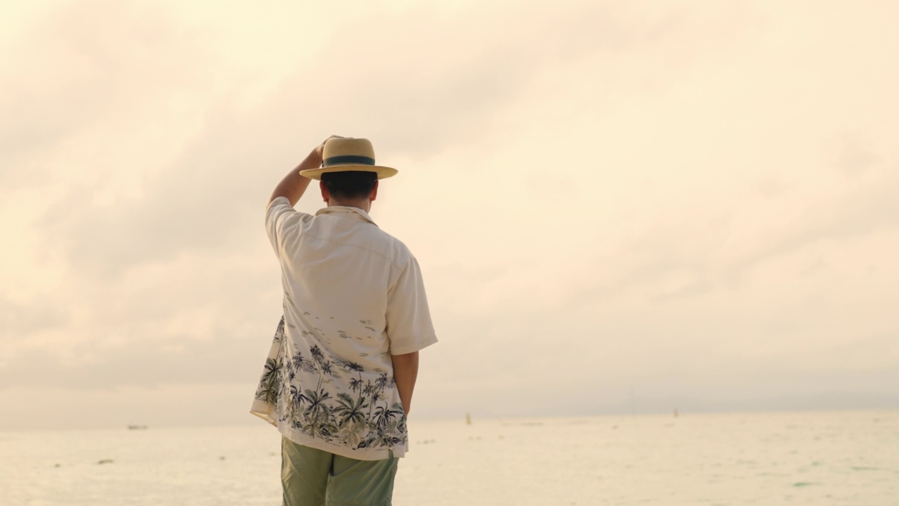 4K亚洲男子肖像行走在热带海滩在夏天的夕阳视频素材