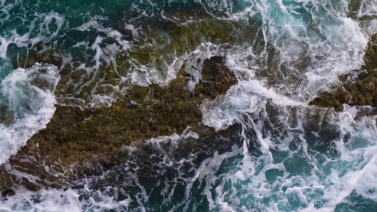 岩石，海浪和白色的泡沫。视频素材