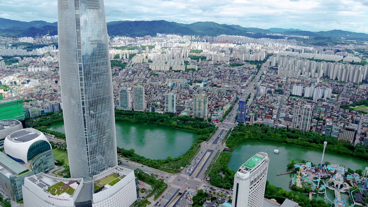 ▽市中心风景=韩国首尔松坡区蚕室洞的石村湖和乐天世界大厦汉城天空视频素材