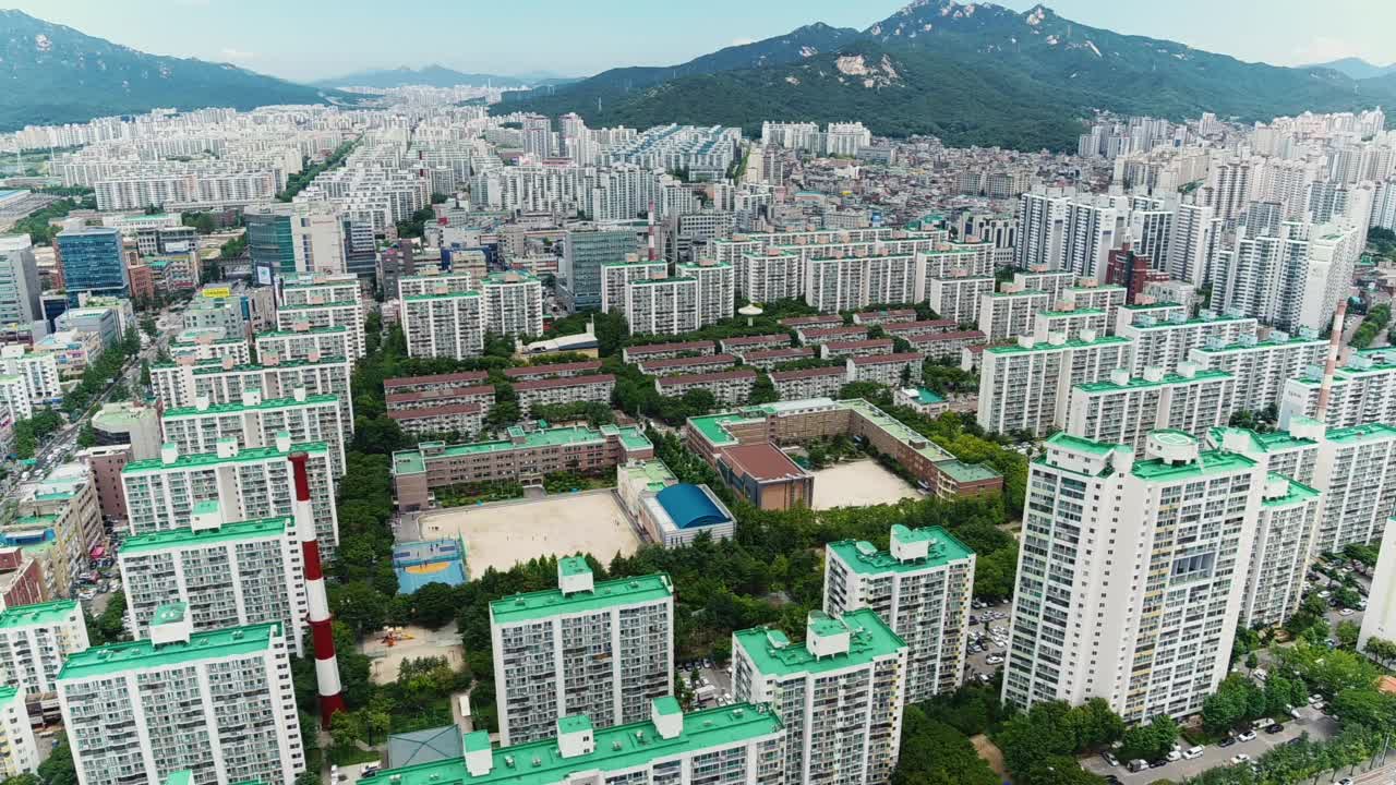 市中心风景-公寓在昌区/道峰区，首尔，韩国视频素材