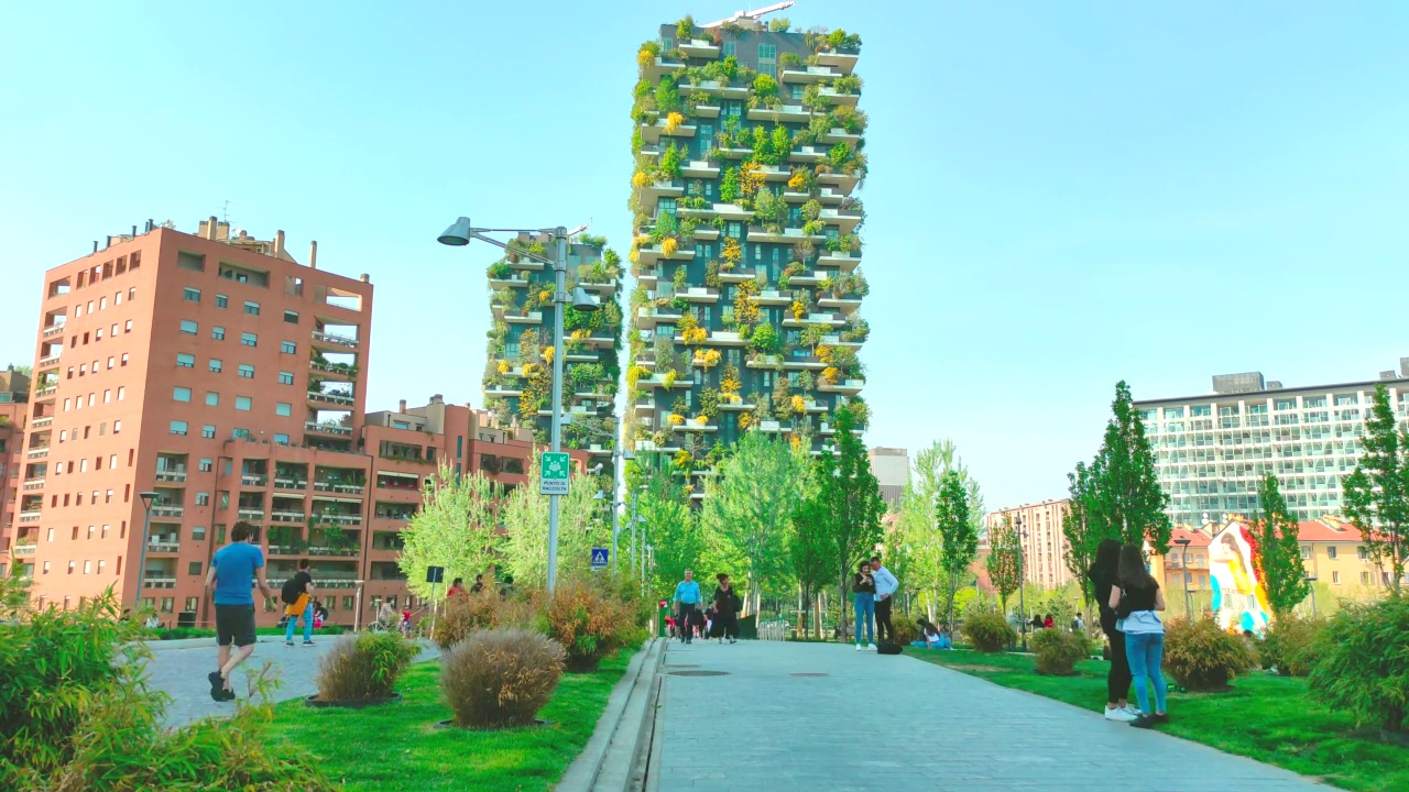 意大利米兰的现代生态建筑Bosco Verticale(垂直森林)。视频素材