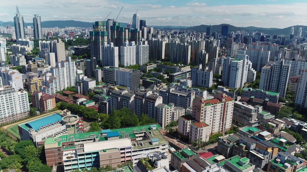 市中心风景-韩国首尔盘浦区/瑞草区附近的公寓综合体视频素材