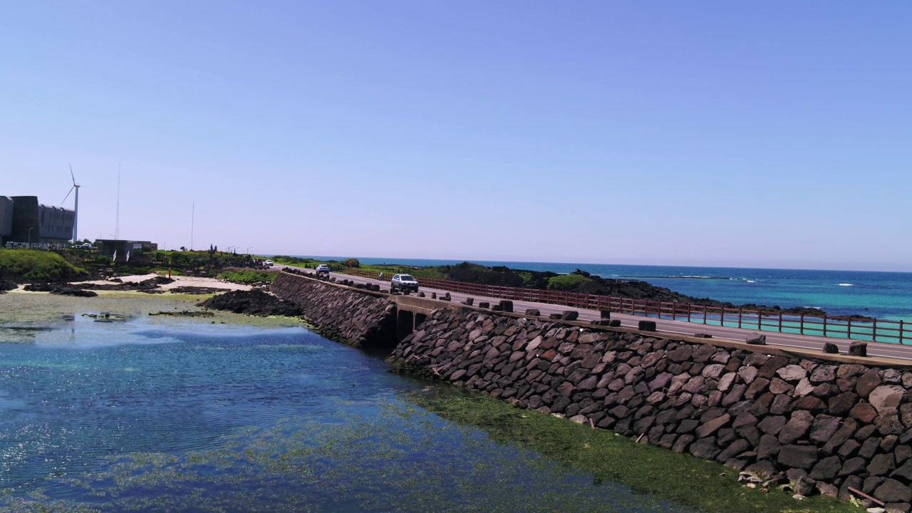 图为，行驶在九州郡月井里海岸公路和济州风力发电机上的汽车视频素材