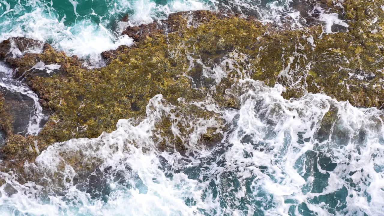 岩石，海浪和白色的泡沫。视频素材