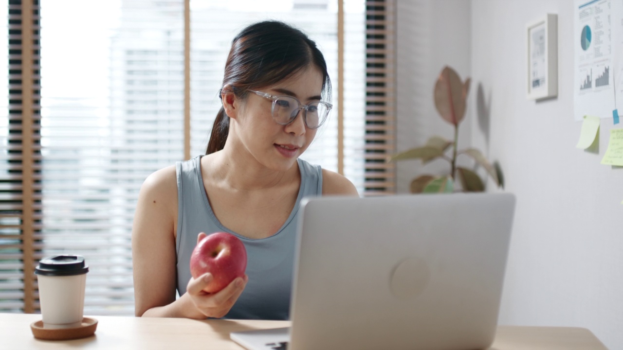 漂亮的年轻黑发女人使用笔记本电脑视频素材