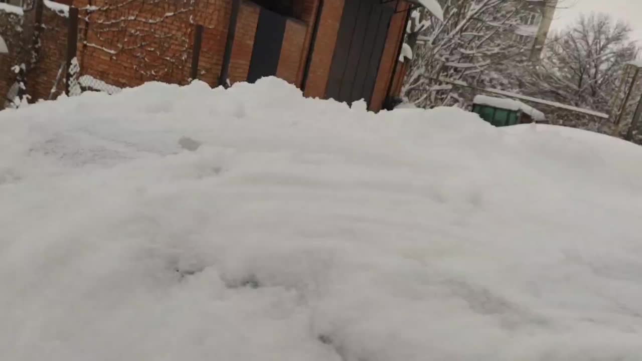 第一人称视频，不明男子清理车上的积雪视频素材