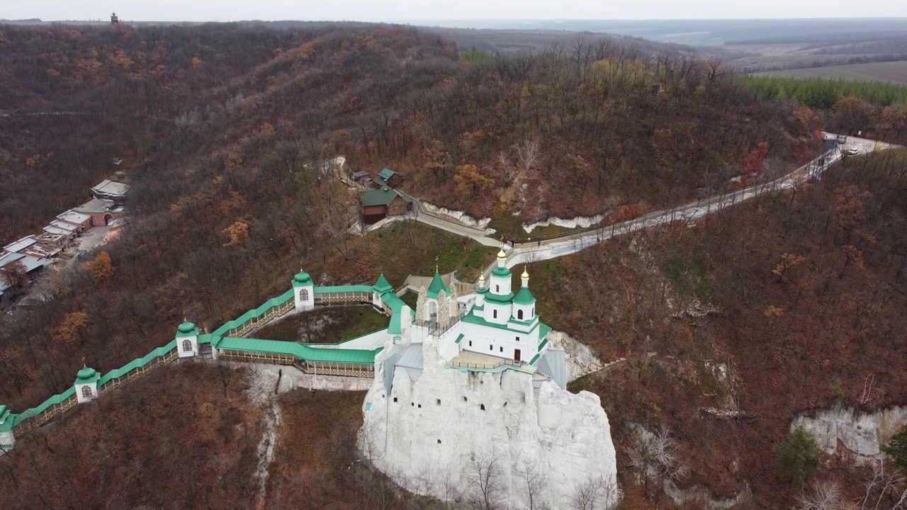 从无人机拍摄的Sviatohirsk Lavra和白垩洞穴修道院的修道院牢房视频下载