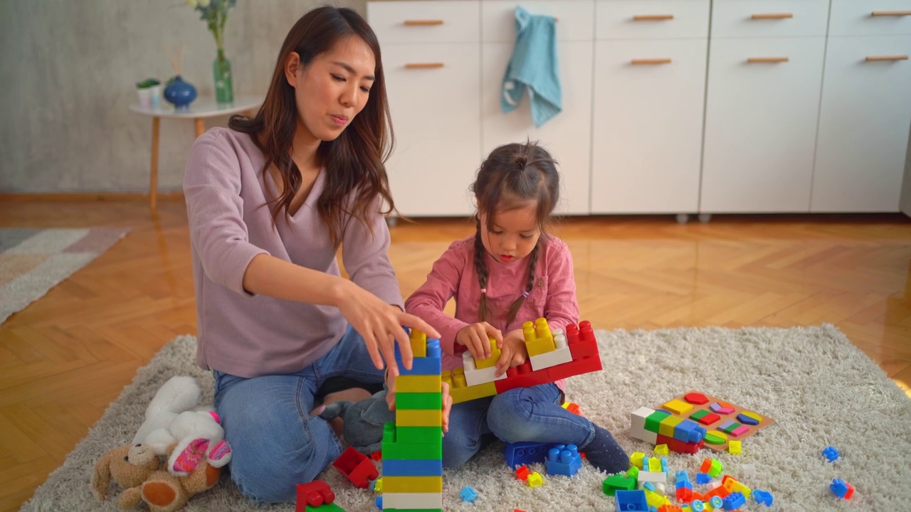 母女俩在玩建筑玩具视频素材