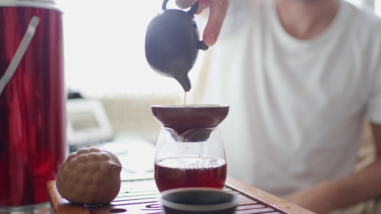 茶道用的便携桌。茶通过漏斗倒进茶壶里，使它的味道充满氧气视频素材