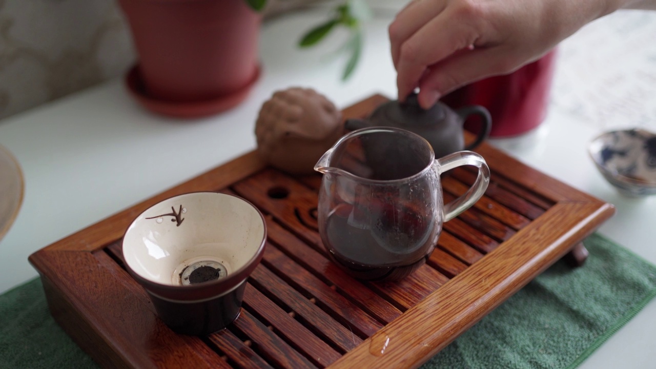 茶道用的便携桌。茶在茶壶，碗和一个专门的漏斗茶视频素材