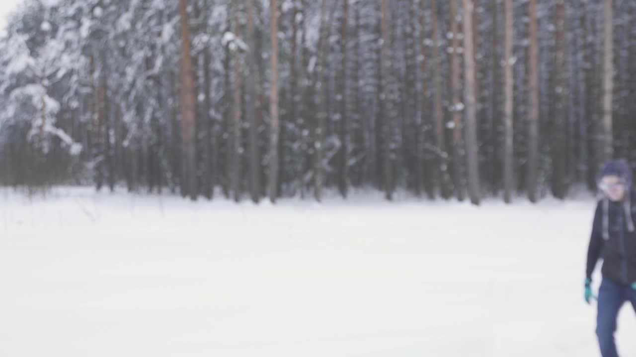 风雪过后，一个冻僵的人走在冬日的森林里，脸上挂满了笑容视频素材