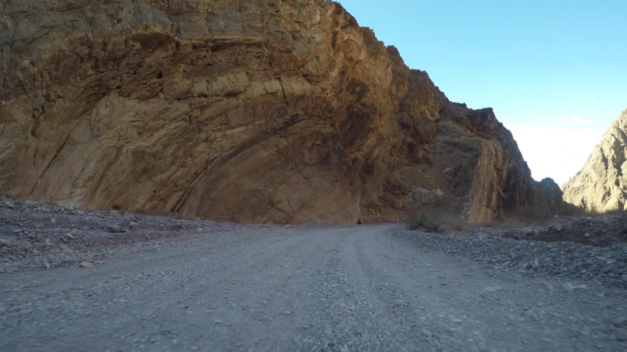 巨大的悬崖面隐约在标题峡谷路视频素材