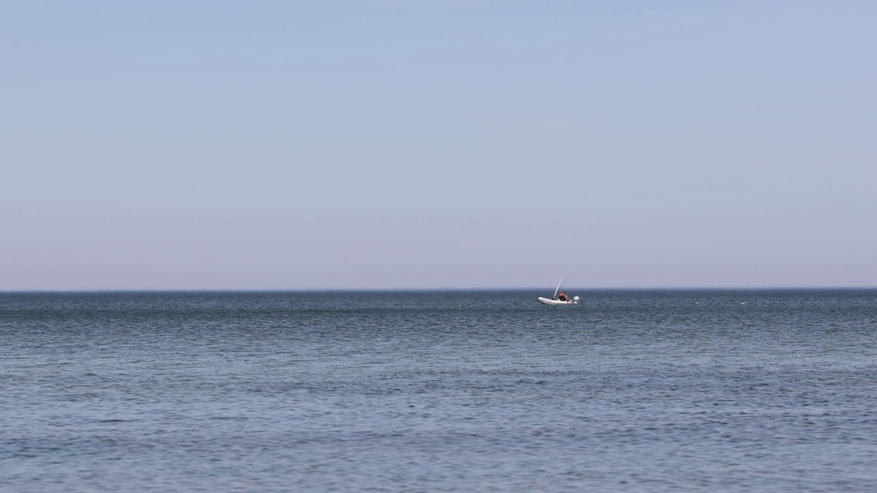 白天，蓝色的风景，海洋，海水，小渔船沿着地平线移动视频素材