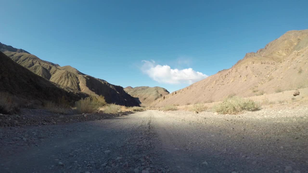 在明亮的灯光下驾驶泰特斯峡谷路视频素材