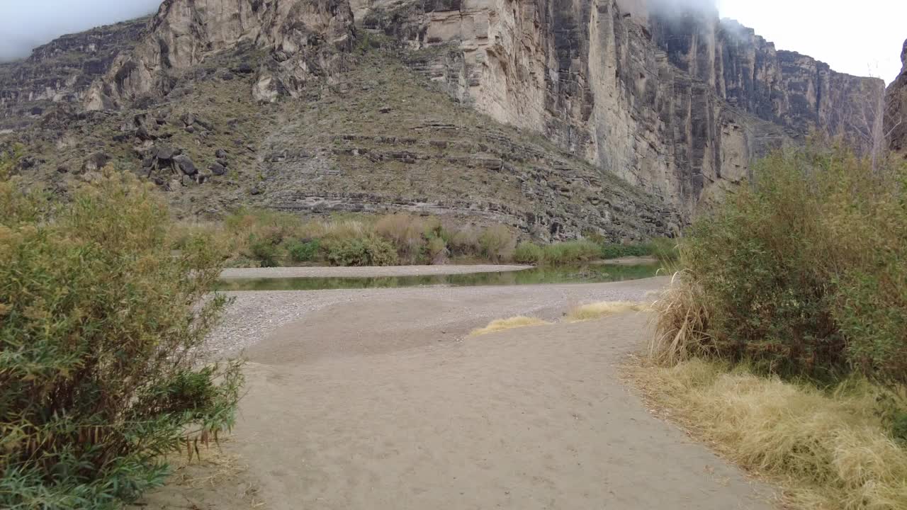 沿着小路走到圣埃琳娜峡谷视频素材