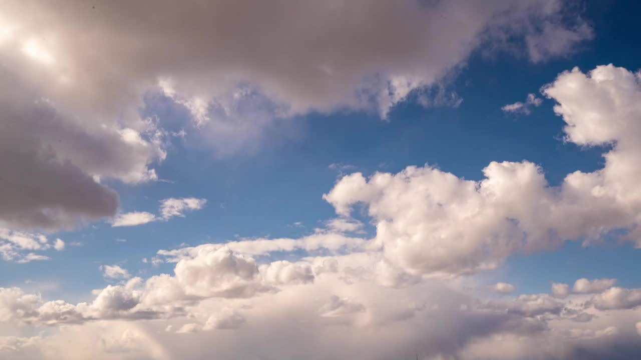 美丽的蓝天与云的背景。天空的云。天空有云天气自然云蓝色。蓝天有云，有太阳。循环视频素材