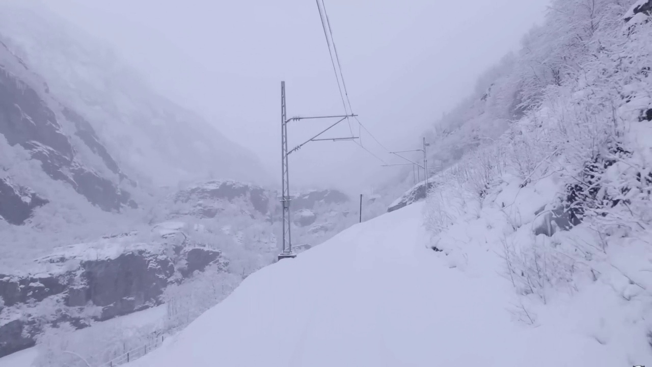 铁路和火车在冬季晚上的POV拍摄。瑞士阿尔卑斯山,瑞士。山、林、河。鸟瞰图。视频素材