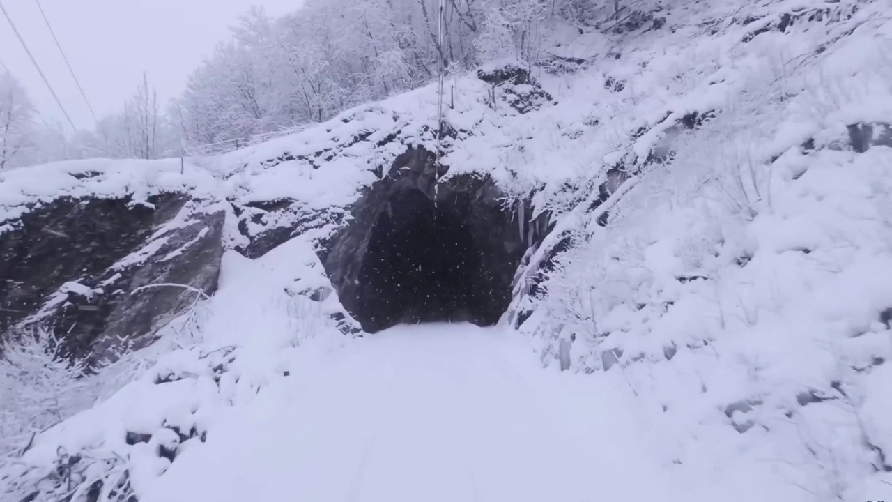 铁路和火车在冬季晚上的POV拍摄。瑞士阿尔卑斯山,瑞士。山、林、河。鸟瞰图。视频素材