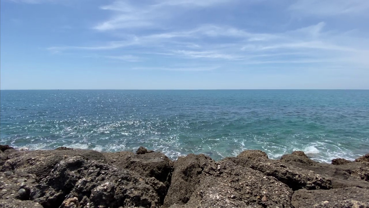 看着防波堤上的海浪。视频素材