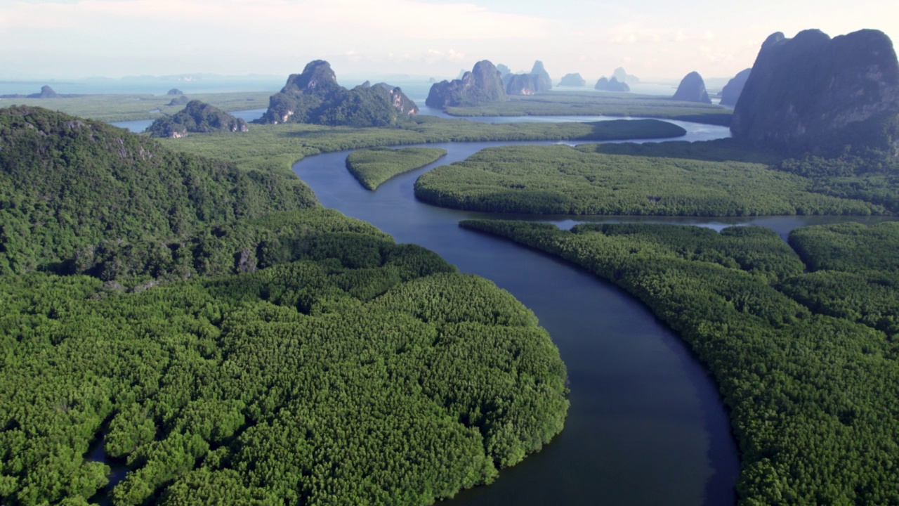 日落时分攀牙湾红树林的鸟瞰图。这个地方是泰国的国际地标。视频素材