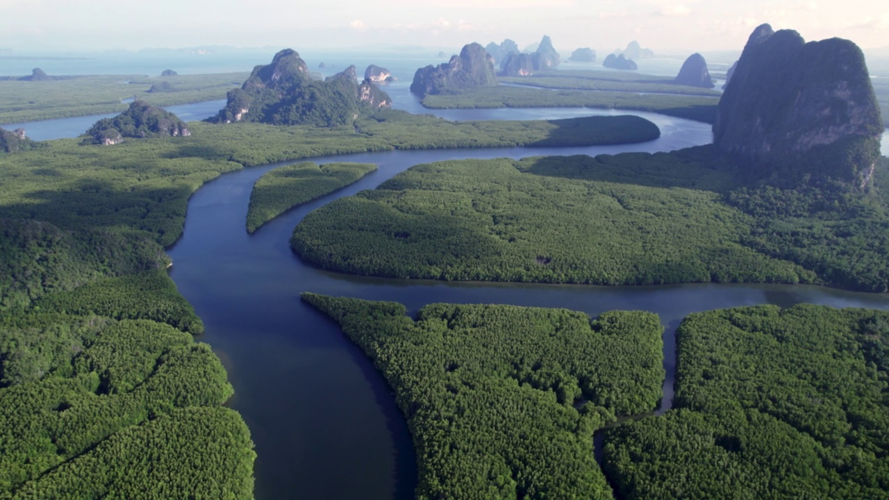 日落时分攀牙湾红树林的鸟瞰图。这个地方是泰国的国际地标。视频素材