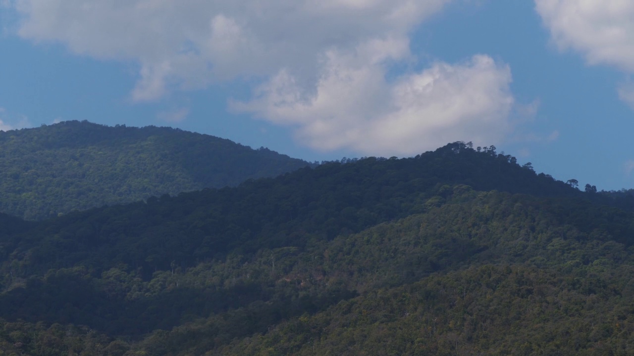 快速关闭b-roll场景的阴影从多云的天空爬行通过森林树木在山上，自然动态运动的阴影和光在地面上的云移动在雨季视频素材