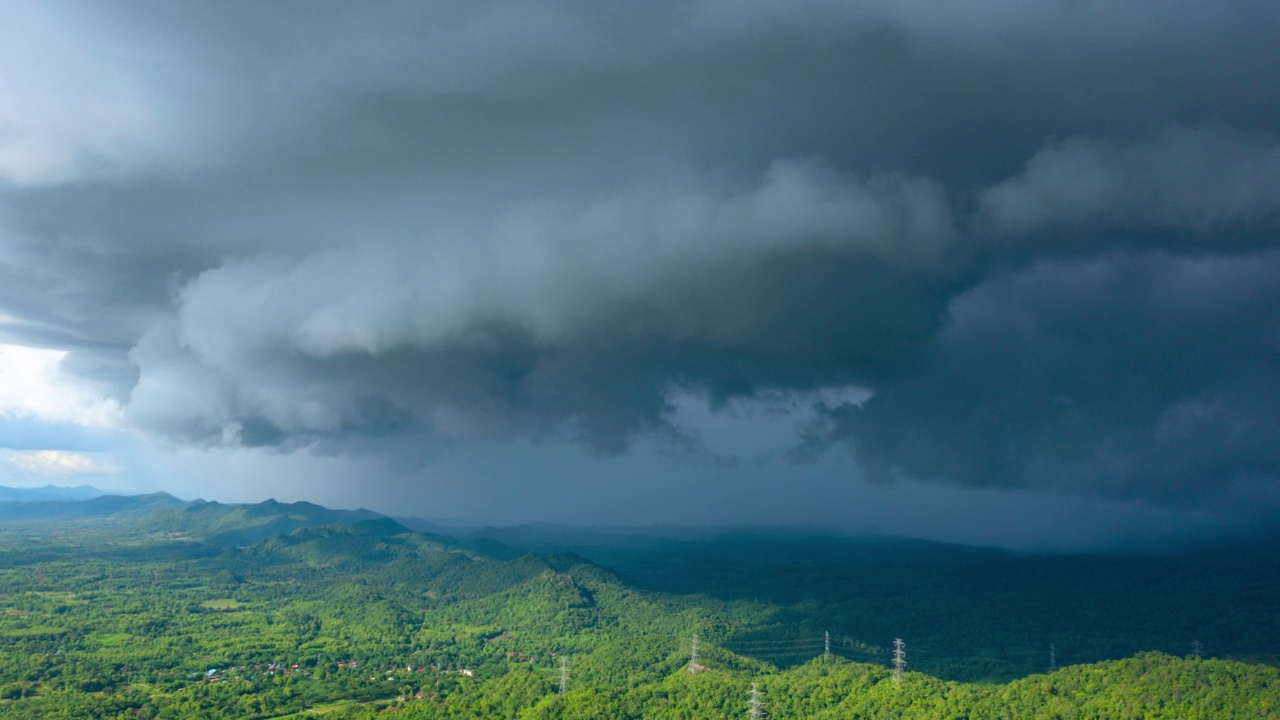 Hyperlapse视频4K，鸟瞰图夏季雷雨和黑云移动在晚些时候的山，湄莫，南邦，泰国。视频素材