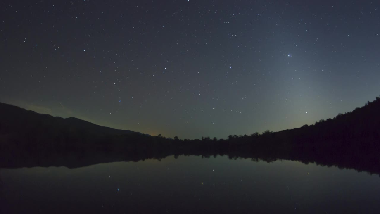 美丽的冬季场景在延时视频4K与山的背景。在泰国南邦，素法的湄邦水库，南星之路非常美丽。视频素材