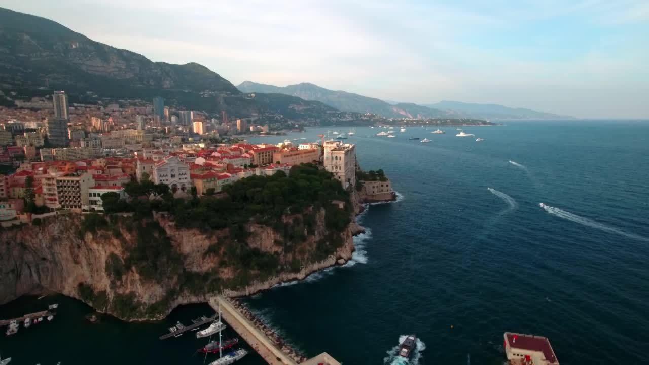 航拍摩纳哥海洋学博物馆在悬崖上的城市，无人机飞越海洋视频素材