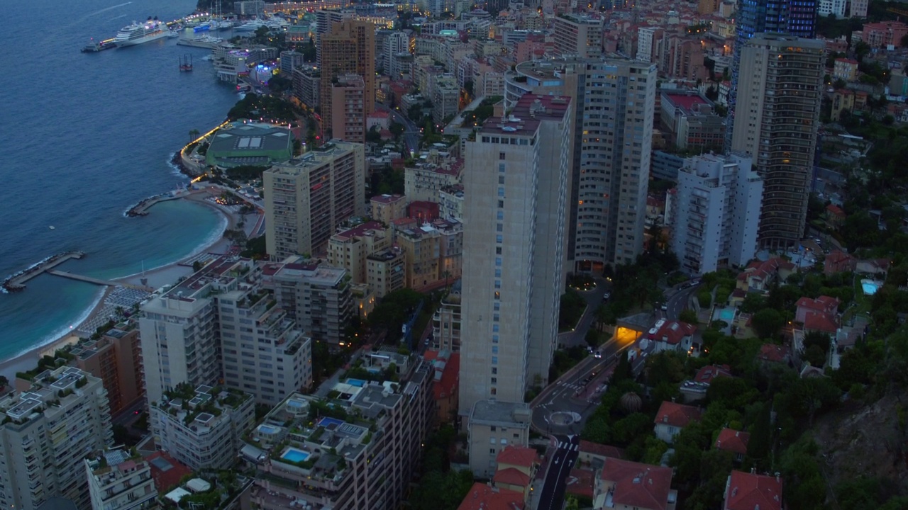 空中前进美丽的镜头公寓在高层建筑在城市海上-摩纳哥视频素材