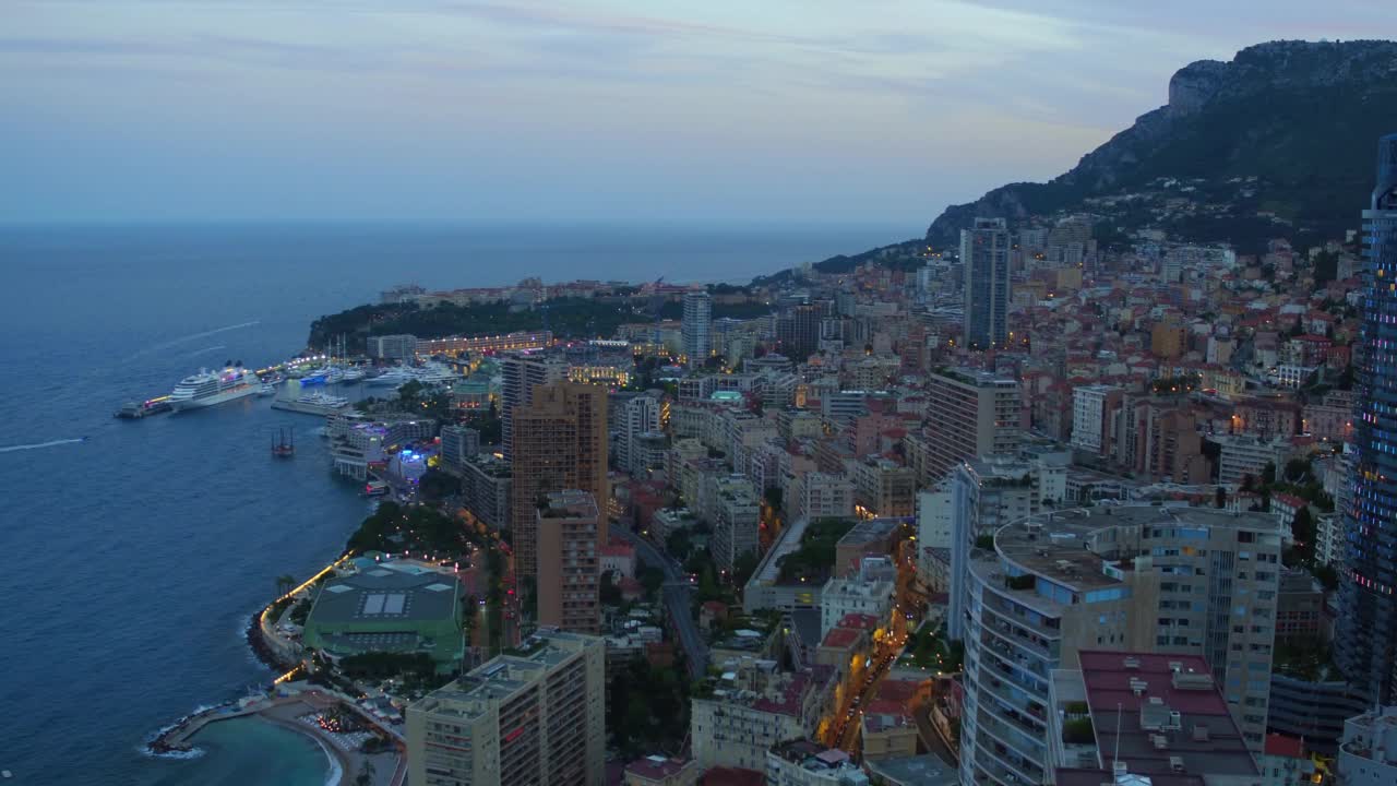 空中美丽的拍摄山上的住宅城市，无人机在日落期间飞越海洋-摩纳哥视频素材