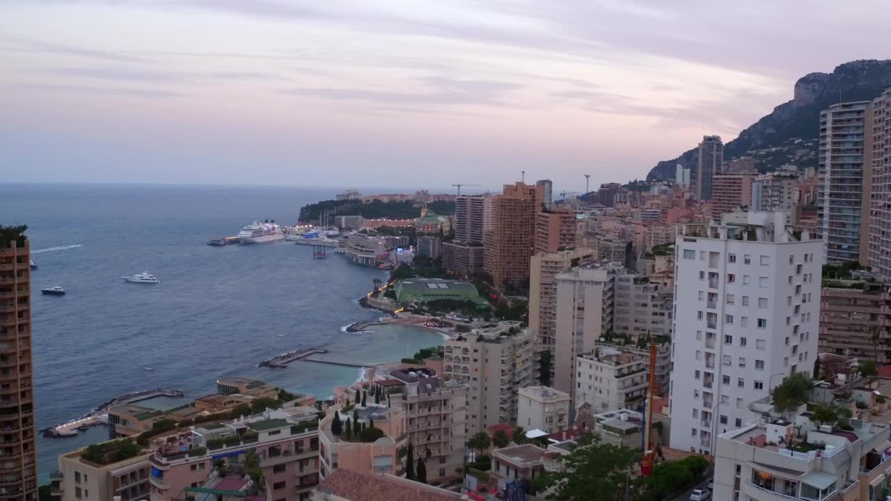 空中拍摄的住宅结构在城市景观海上日落期间-摩纳哥视频素材