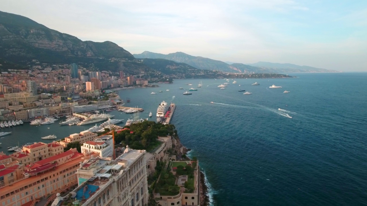 空中拍摄著名的博物馆在城市的住宅建筑，无人机飞越海洋-摩纳哥视频素材