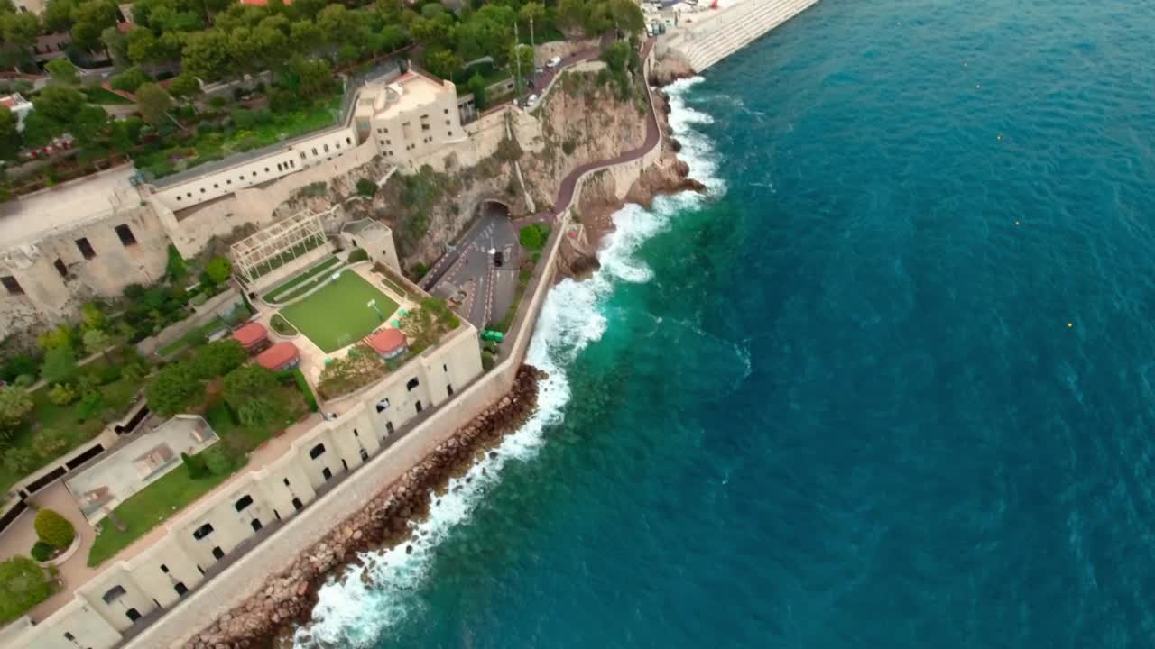 空中向前拍摄的城市中的摩纳哥海洋学博物馆视频素材