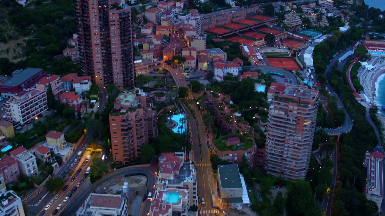 高空后倾拍摄的现代建筑在城市的海岸线-摩纳哥视频素材