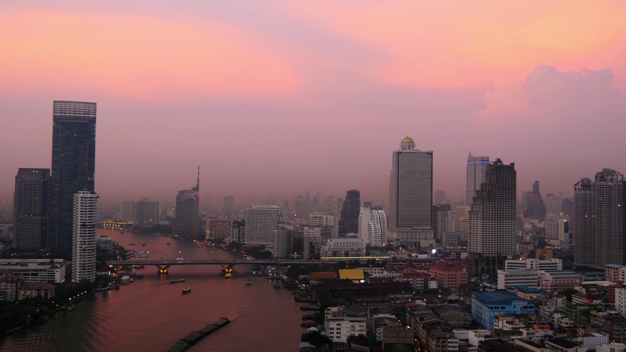 在日落期间，航行船只在城市中的海上移动的空中延时封锁拍摄-泰国曼谷视频素材